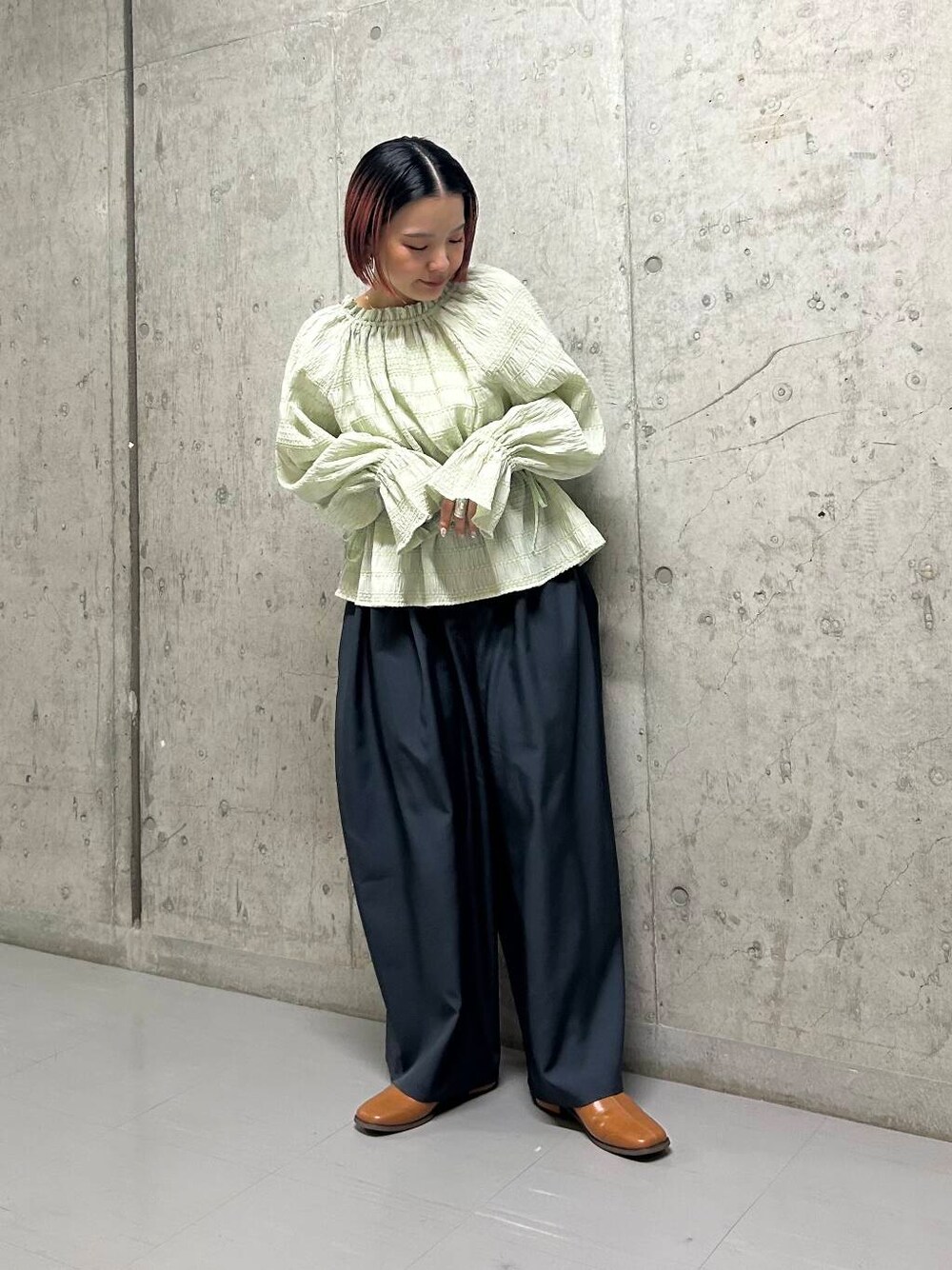 イエロー系のその他シューズ、グレー系のその他パンツ、グリーン系のシャツ/ブラウスを着用したレディースの冬コーディネートの1枚目の写真