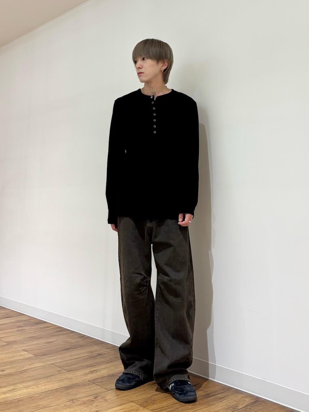 ブラック系のTシャツ/カットソー、ブラウン系のデニムパンツを着用したメンズの秋コーディネートの1枚目の写真