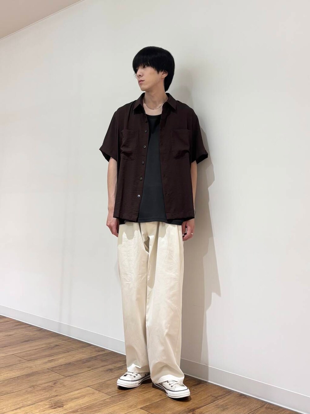 ブラック系のタンクトップ、ブラウン系のシャツ/ブラウス、ベージュ系のその他パンツを着用したメンズの夏コーディネートの1枚目の写真