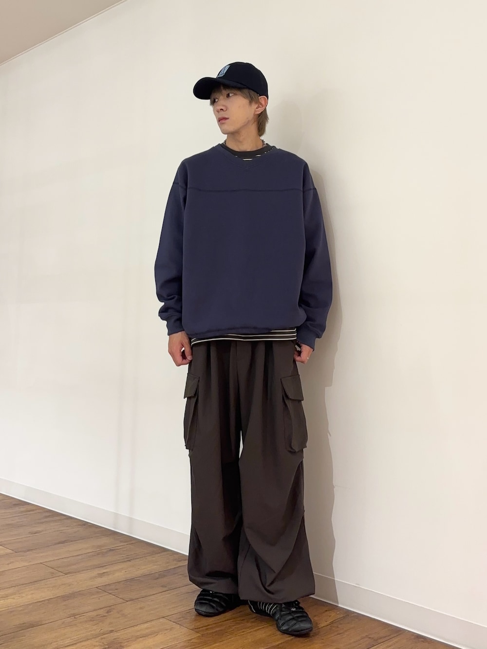 ブルー系のスウェット、グレー系のTシャツ/カットソー、ブラウン系のその他パンツを着用したメンズの秋コーディネートの1枚目の写真
