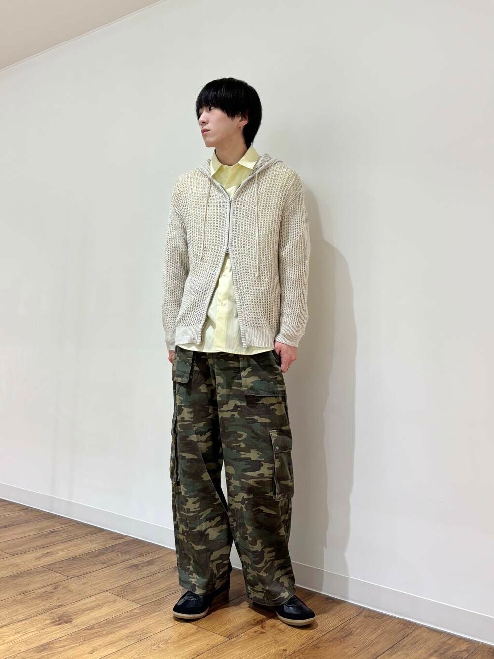 「アーバンリサーチ、センスオブプレイス、ワイドパンツ、カジュアル、カーゴパンツ、URBANRESEARCH、シンプルコーデ、レイヤード、春コーデ、senseofplace、春、シャツスタイル、パーカー、シアー、休日スタイル」｜「SENSE OF PLACE by URBAN RESEARCHの『イージーケア』コンフォートレギュラーカラーシャツ（シャツ/ブラウス、イエロー系）」を使った、りゅーとさん（メンズ・172cm）の冬コーディネートの1枚目の写真