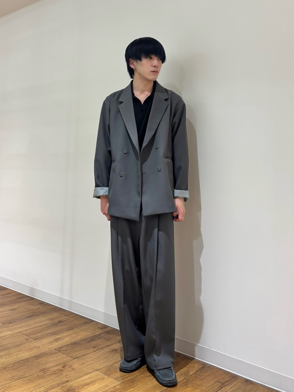 ブルー系のその他アウター、ブラック系のニット/セーター、ブルー系のその他パンツを着用したメンズの冬コーディネートの1枚目の写真