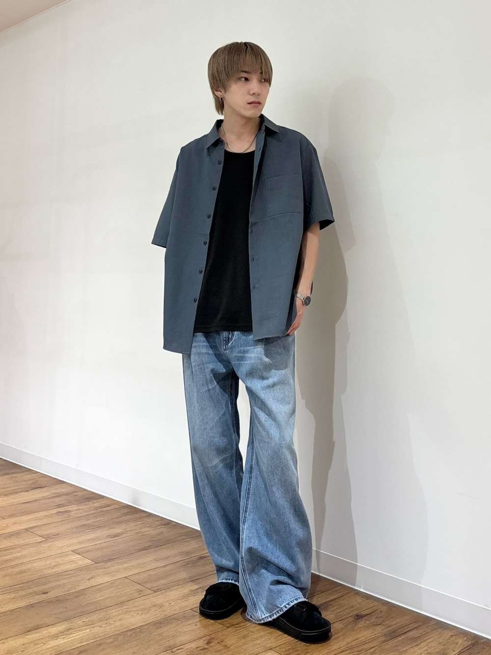 ブルー系のシャツ/ブラウス、グレー系のタンクトップ、ブルー系のデニムパンツを着用したメンズの春コーディネートの1枚目の写真