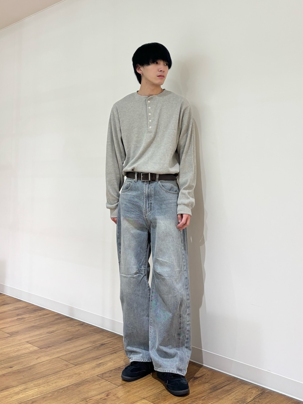 グレー系のTシャツ/カットソー、ブルー系のデニムパンツを着用したメンズの冬コーディネートの1枚目の写真