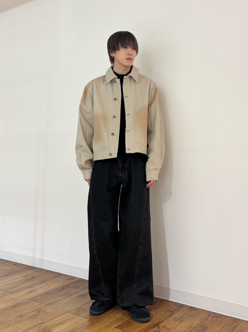 グリーン系のデニムジャケット、ブラック系のニット/セーター、ブラック系のデニムパンツを着用したメンズの冬コーディネートの1枚目の写真