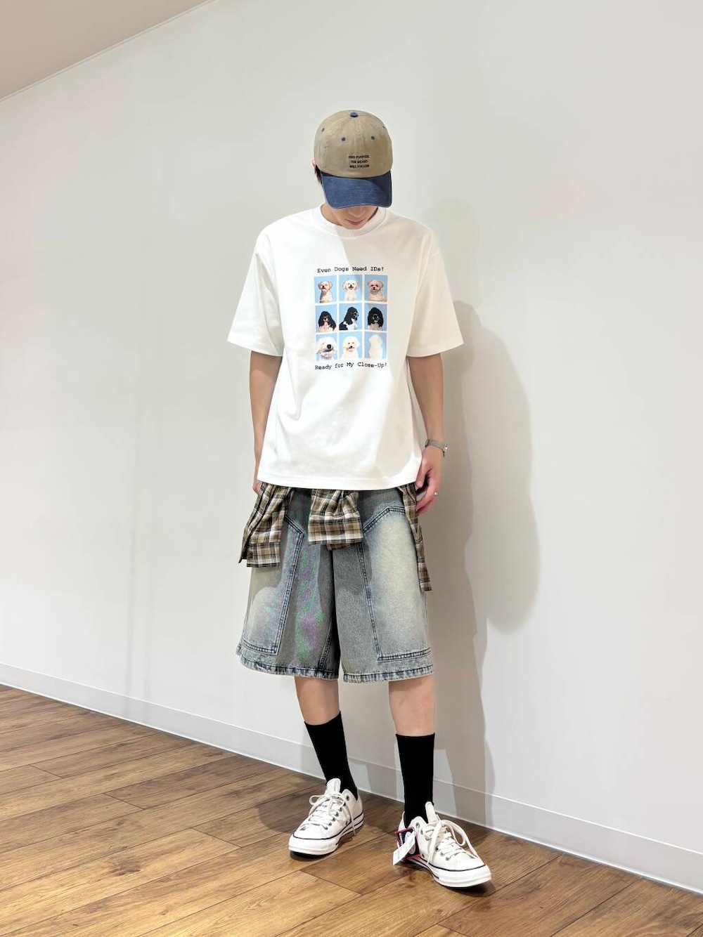 ベージュ系のシャツ/ブラウス、ホワイト系のTシャツ/カットソー、ブルー系のその他パンツを着用したメンズの夏コーディネートの1枚目の写真