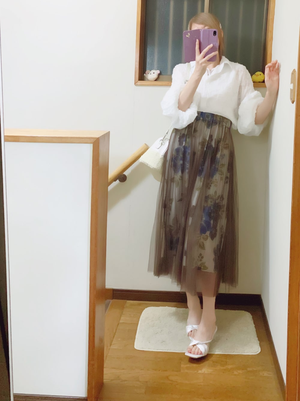 ホワイト系のサンダル、ブラウン系のスカート、ホワイト系のかごバッグを着用したレディースの夏コーディネートの1枚目の写真