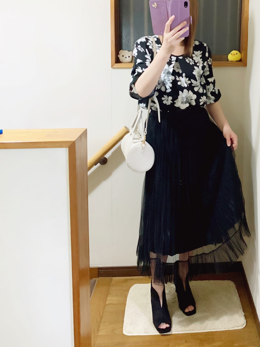 「チュールスカート、花柄、ショルダーバッグ、ブラック×ホワイト」｜「SNIDELのオープントゥスリットブーティ（サンダル、ブラック系）」を使った、mami太郎さん（レディース・162cm）の春コーディネートの1枚目の写真