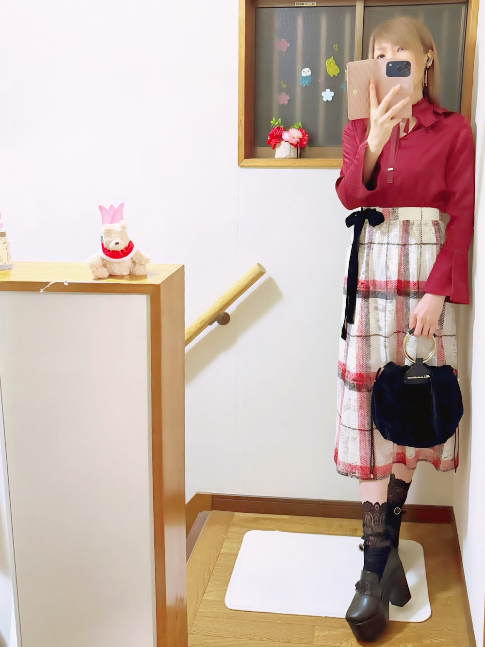 ベージュ系のブルゾン、レッド系のシャツ/ブラウス、ベージュ系のスカートを着用したレディースの春コーディネートの1枚目の写真