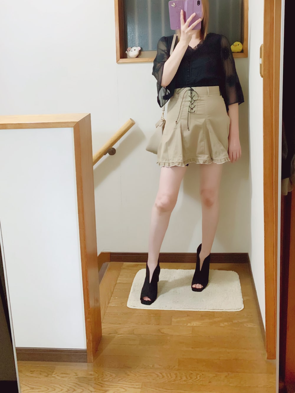 「SHEIN、ミニスカート、レースアップ、ショルダーバッグ、ブラック×ベージュ、MERCURYDUO(MERCURYDUO)、シースルー、シアートップス」｜「SNIDELのオープントゥスリットブーティ（サンダル、ブラック系）」を使った、mami太郎さん（レディース・162cm）の夏コーディネートの1枚目の写真
