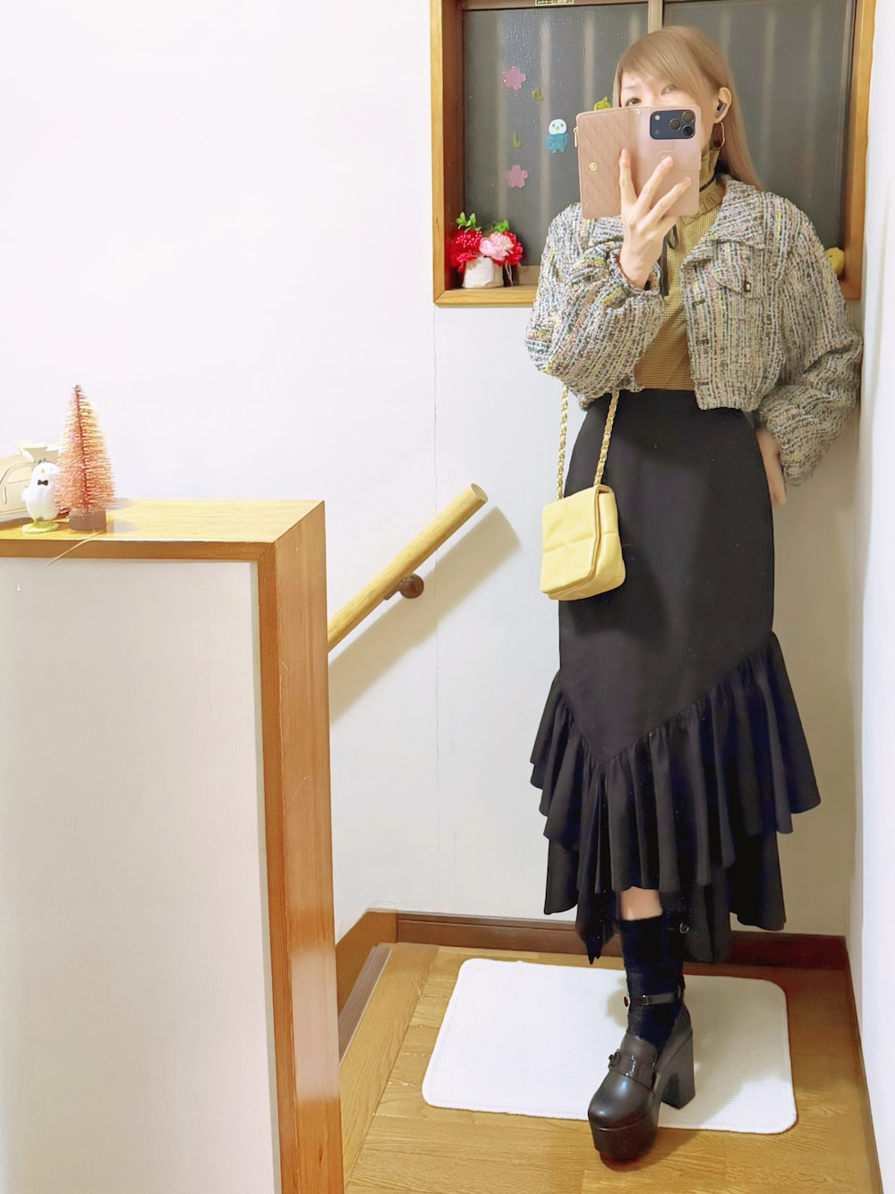 ブラック系のスカート、イエロー系のショルダーバッグ、イエロー系のシャツ/ブラウスを着用したレディースの冬コーディネートの1枚目の写真