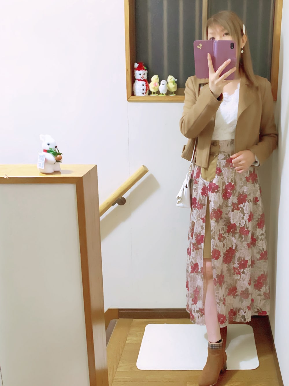 ホワイト系のショルダーバッグ、ホワイト系のキャミソール、ホワイト系のTシャツ/カットソーを着用したレディースの秋コーディネートの1枚目の写真
