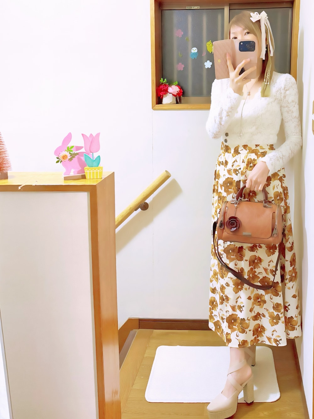 ベージュ系のサンダル、ベージュ系のチューブトップ、ホワイト系のTシャツ/カットソーを着用したレディースの冬コーディネートの1枚目の写真