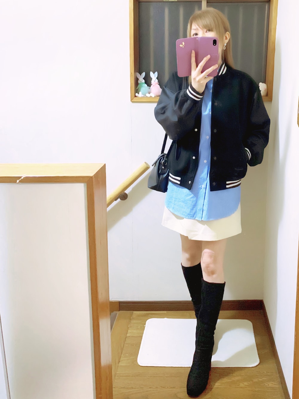 ブラック系のショルダーバッグ、ホワイト系のその他パンツ、ブラック系のブーツを着用したレディースの秋コーディネートの1枚目の写真