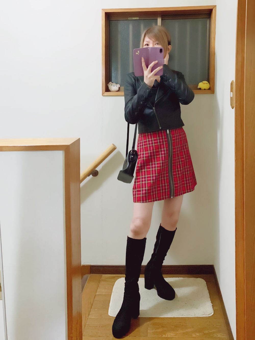 「チェックスカート、ミニスカート、stradivarius、ストラディバリウス、ラブユ.、LVEU.、ロングブーツ、フェイクレザー、ライダースジャケット、ブラック×レッド」｜「attagirlのストレッチロングブーツ（ブーツ、ブラック系）」を使った、mami太郎さん（レディース・162cm）の秋コーディネートの1枚目の写真