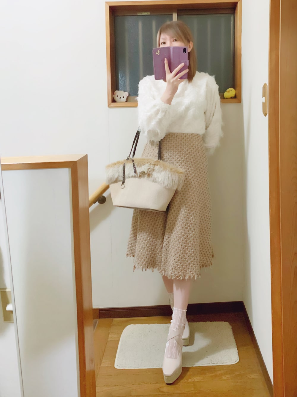 ホワイト系のシャツ/ブラウス、ベージュ系のスカート、ベージュ系のサンダルを着用したレディースの冬コーディネートの1枚目の写真