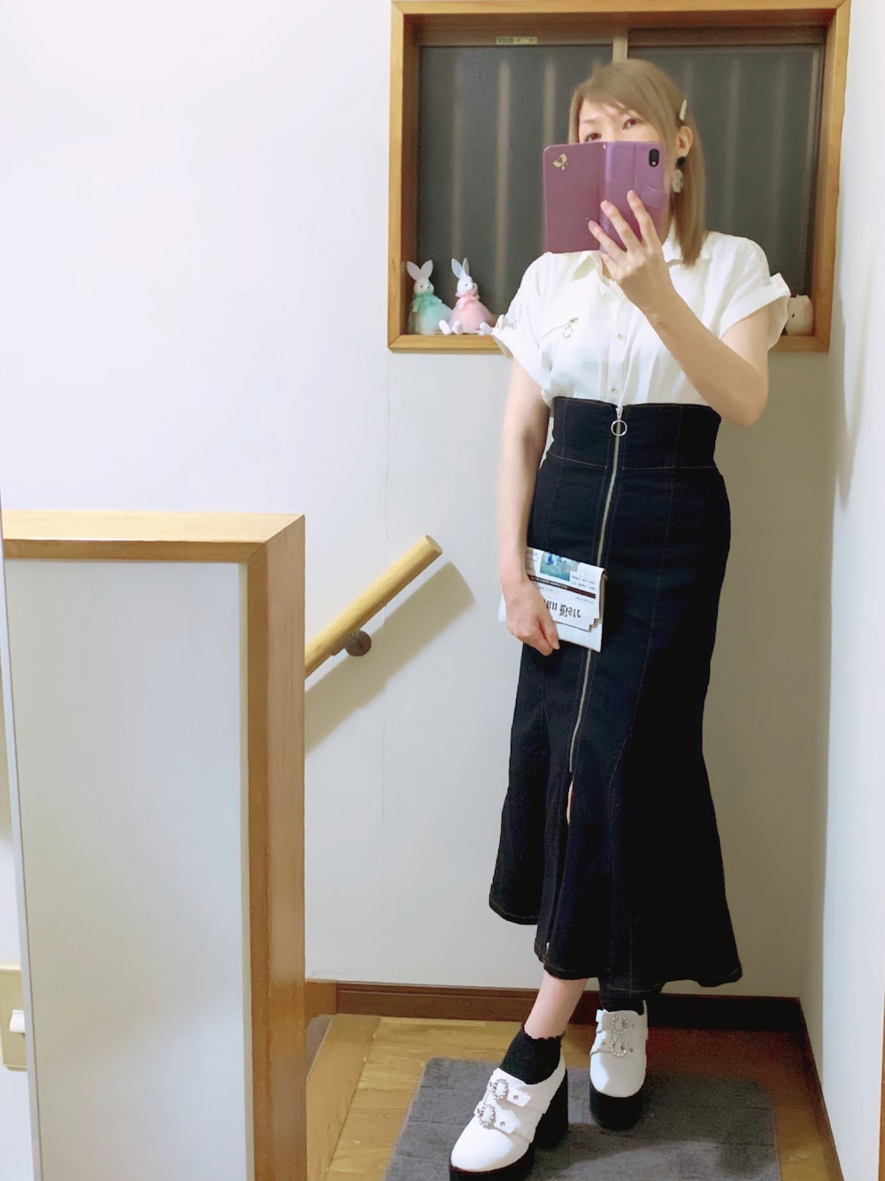 ホワイト系のドレスシューズ、ホワイト系のシャツ/ブラウス、ブラック系のデニムスカートを着用したレディースの夏コーディネートの1枚目の写真