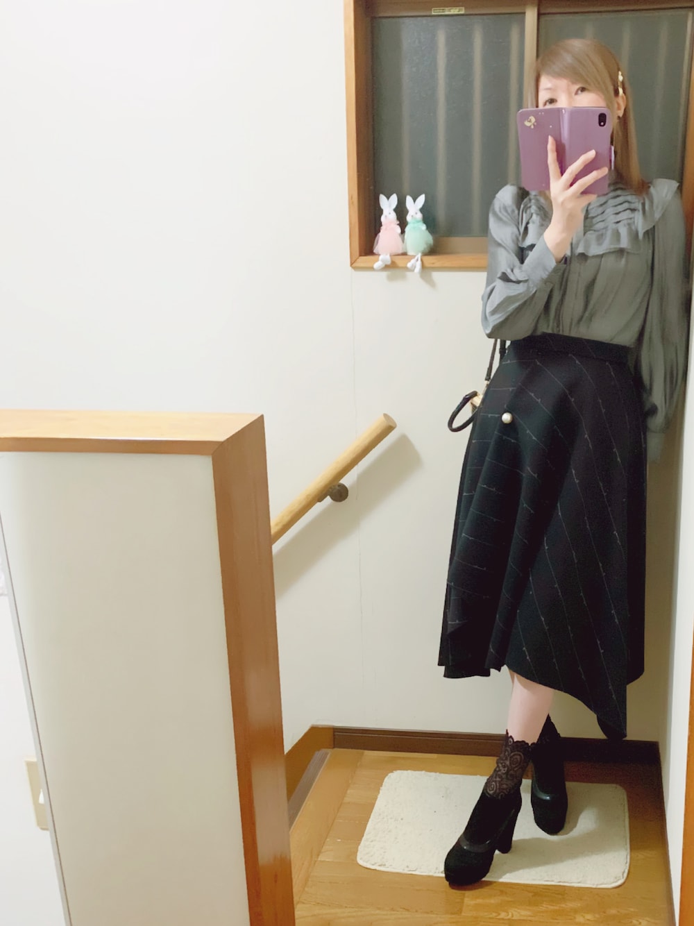 「ブラック×グレー、rienda、フレアスカート、ヘムスカート、パールボタン、今日のコーデ、レースソックス、がま口バッグ、スカートスタイル、マーキュリーデュオ(MERCURYDUO)」｜「JILL STUARTのJILLのショートブーツ🥾24cm着用🍀ヒールは10cmあるよ💦デザインが好き🥰（ブーツ、ブラック系）」を使った、mami太郎さん（レディース・162cm）の春コーディネートの1枚目の写真
