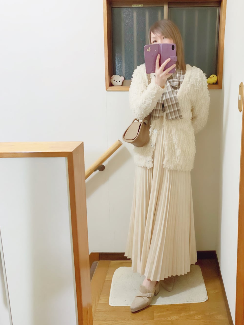 ブラウン系のショルダーバッグ、ブラウン系のパンプス、ベージュ系のシャツ/ブラウスを着用したレディースの冬コーディネートの1枚目の写真