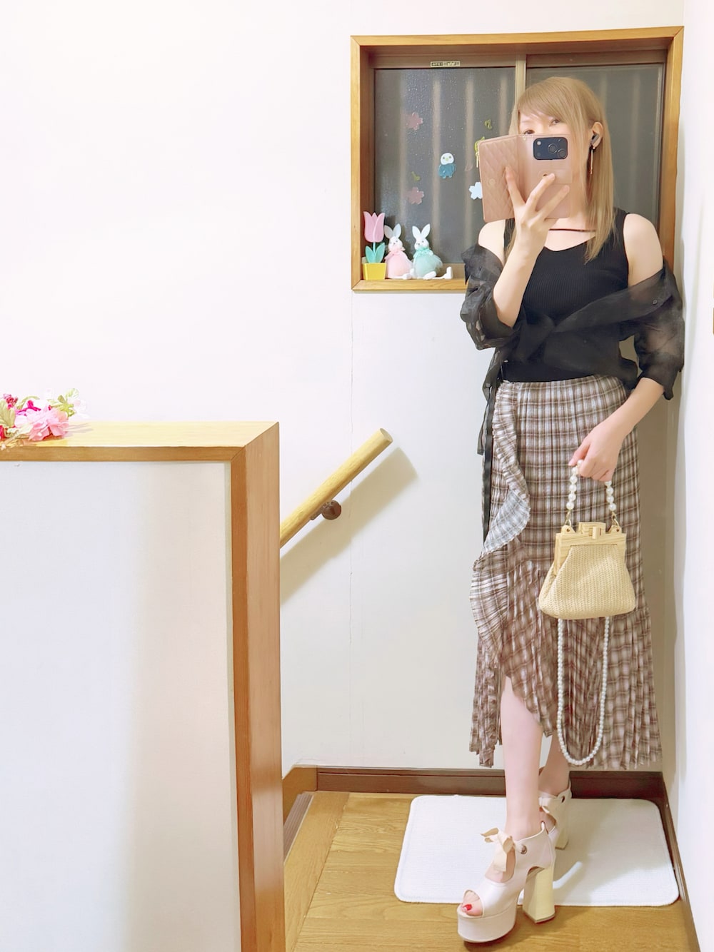 ブラック系のシャツ/ブラウス、その他のその他パンツ、ベージュ系のショルダーバッグを着用したレディースの夏コーディネートの1枚目の写真