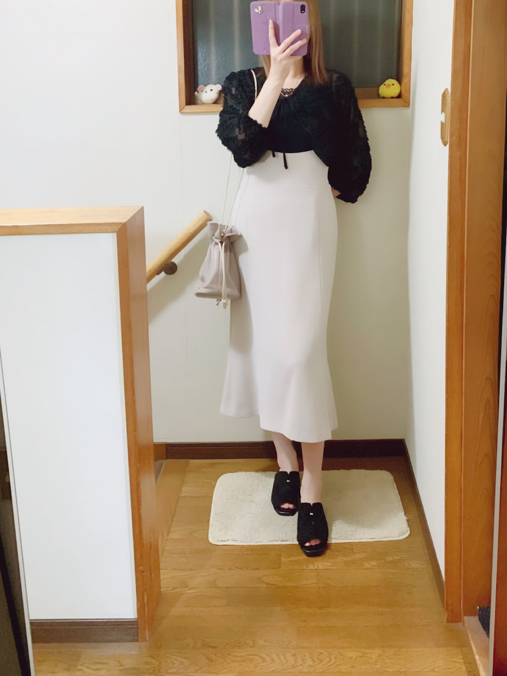 「サスペンダースカート、ボレロ、巾着バッグ、Aラインスカート、しまむら、ブラック×ベージュ、タンクトップ」｜「しまむらのワンポイントの飾りが付いたサンダル👡（サンダル、ブラック系）」を使った、mami太郎さん（レディース・162cm）の夏コーディネートの1枚目の写真