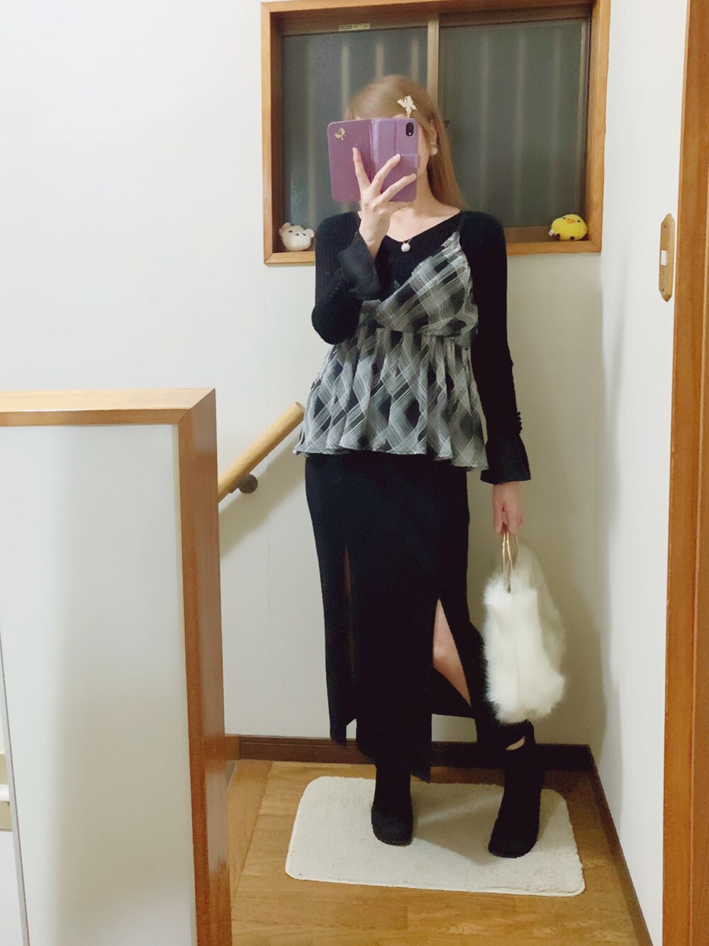 「ブラック、モノトーン、ブラック×ホワイト、ショートパンツ、ファー、ファーバッグ、rienda、マーキュリーデュオ(MERCURYDUO)、ジルバイジルスチュアート、しまむら、ビスチェ」｜「しまむらのしまむら購入👛スエード生地のショートブーツ👢（ブーツ、ブラック系）」を使った、mami太郎さん（レディース・162cm）の秋コーディネートの1枚目の写真