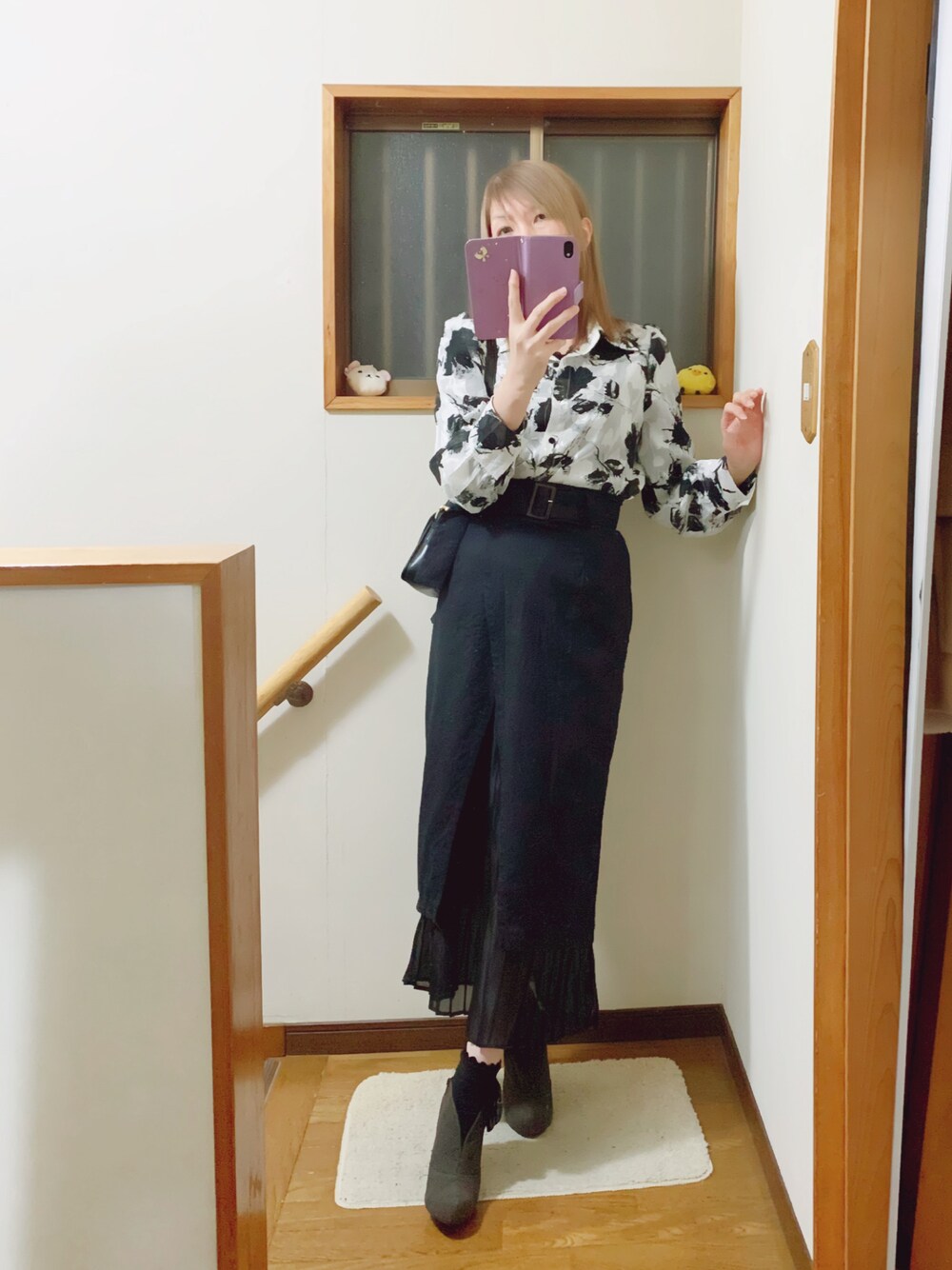 「ブラック×ホワイト、ライダースジャケット、rienda、murua、ストロベリーフィールズ、shein、SHEIN、ラップスカート、プリーツスカート」｜「STRAWBERRY-FIELDSのサイドにリボンの付いたブーティʚ🎀ɞヒールは10cm👠デザイン可愛い😆💘（ブーティ、グレー系）」を使った、mami太郎さん（レディース・162cm）の冬コーディネートの1枚目の写真