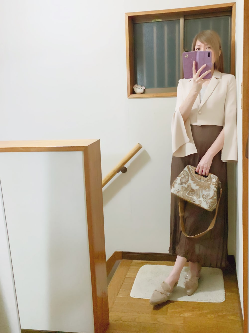 ブラウン系のパンプス、ブラウン系のショルダーバッグ、ブラウン系のワンピースを着用したレディースの秋コーディネートの1枚目の写真