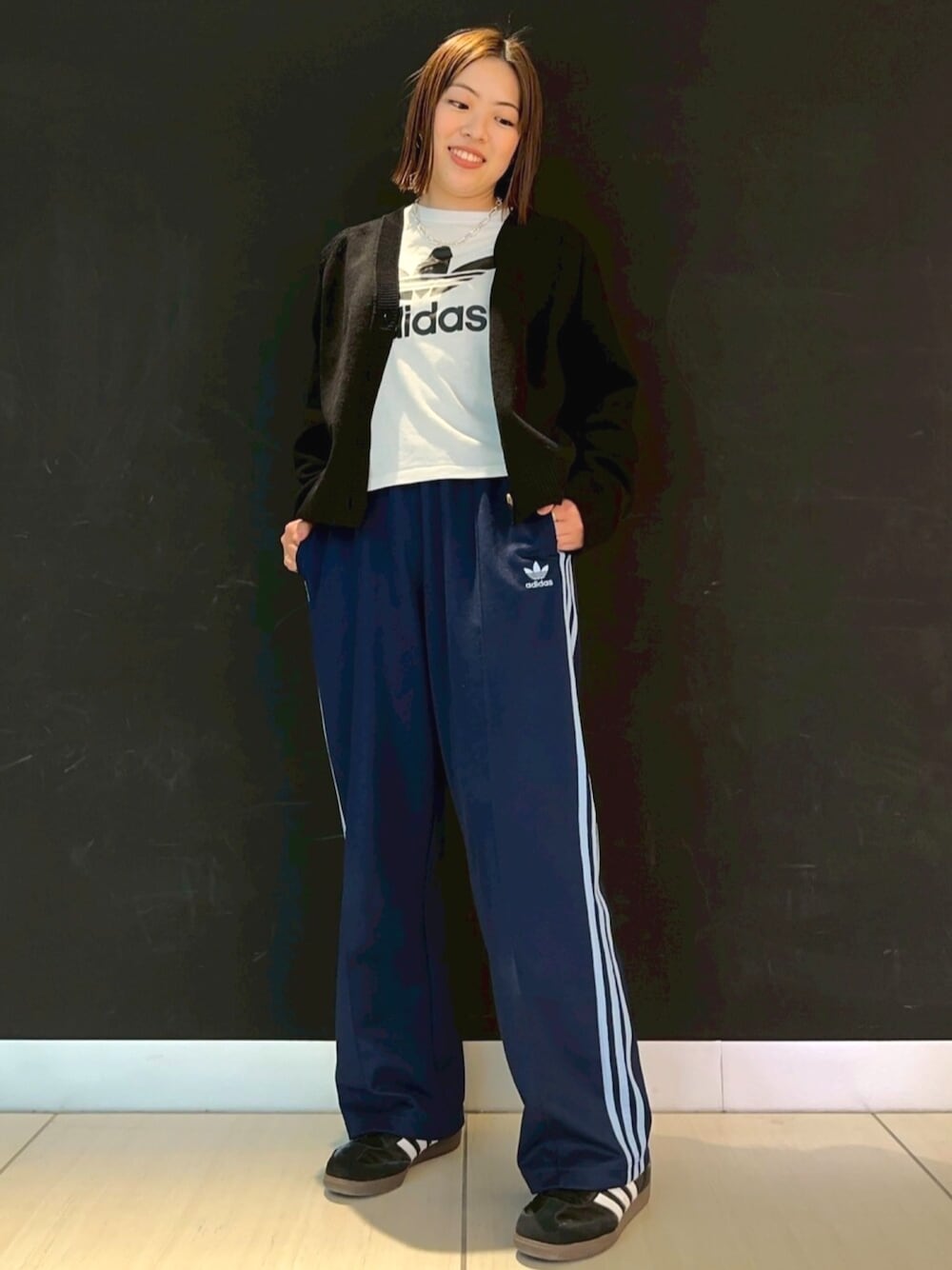 「アディダス、トラックパンツ、春コーデ、アディダスオリジナルス、ネイビーパンツ、adidasスニーカー、アディダスコーデ、春コーデレディース」｜「adidasのアディカラー バギーフィット ファイヤーバードトラックパンツ（ジャージ）（パンツ、ブルー系）」を使った、Y.Wさん（レディース・159cm）の春コーディネートの1枚目の写真