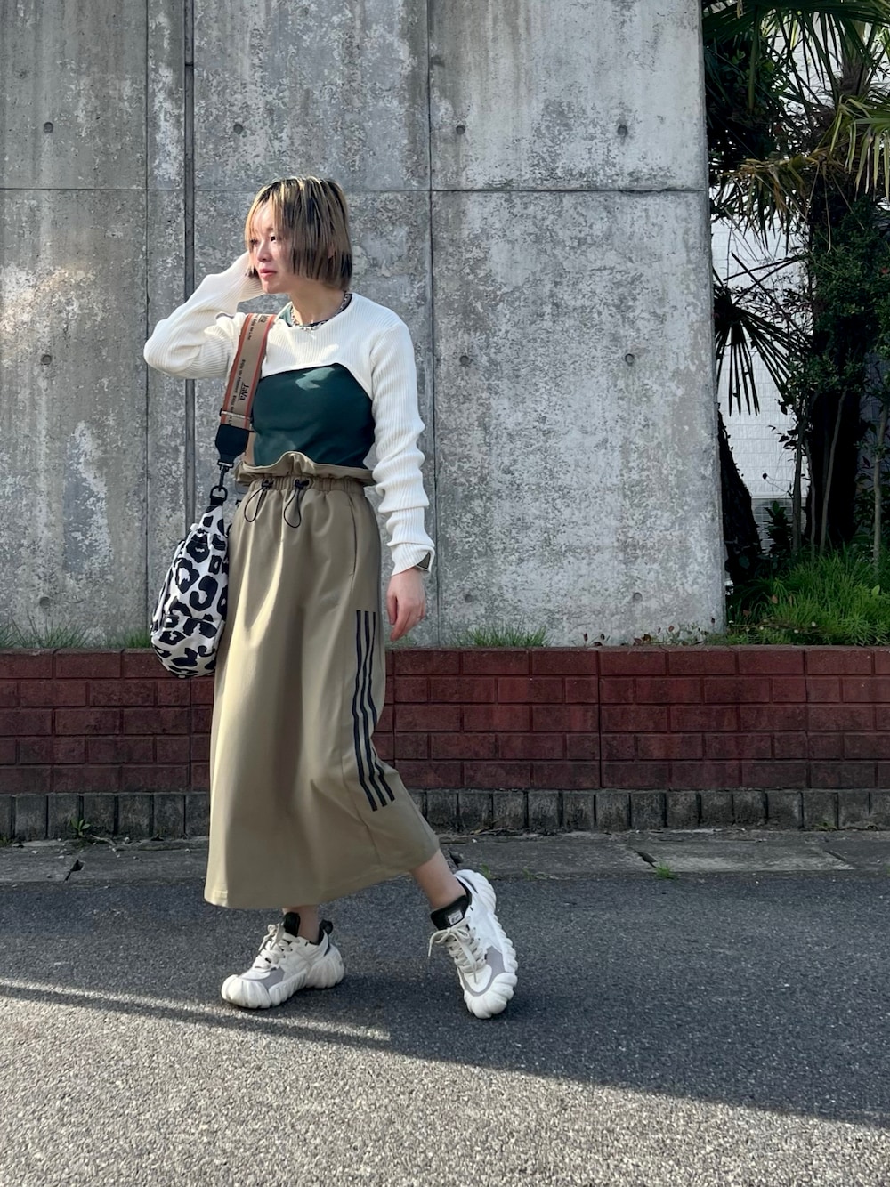 adidasのスカートを使った「カーキ」の人気ファッションコーディネート