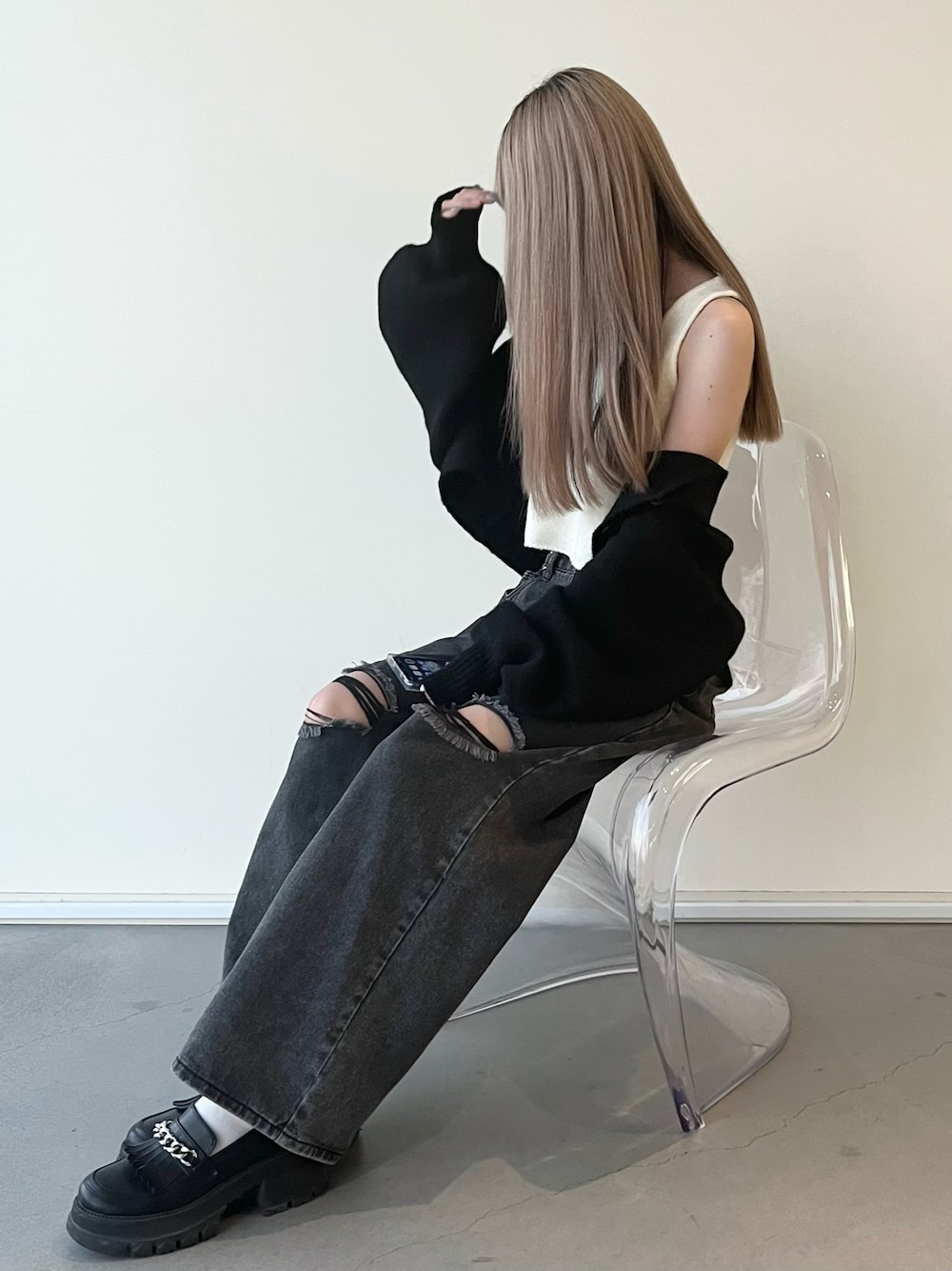 「クリスマスに着たい服、モノトーンコーデ、シンプルコーデ、韓国コーデ、ニットタンク、カーディガン、デニム、ローファー、きれいめカジュアル、パンツスタイル」｜「17HRのニットタンクトップ（タンクトップ、ホワイト系）」を使った、０１７さん（レディース・159cm）の冬コーディネートの1枚目の写真