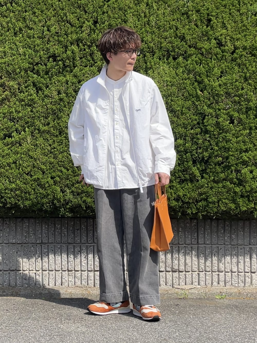 「メンズファッション、大人コーデ、お洒落さんとつながりたい、春、白ベスト、ベスト、シンプルスタイル、カジュアル、スニーカーコーデ、服にわか勢」｜「FREAK'S STOREのアイテム（ベスト、ホワイト系）」を使った、間井谷　勇生【大阪美容師】さん（メンズ・169cm）の春コーディネートの1枚目の写真