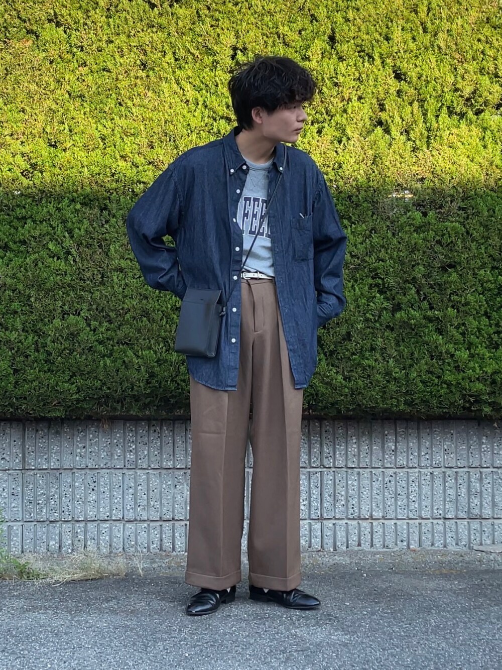 ブルー系のシャツ/ブラウス、グレー系のTシャツ/カットソー、ブラック系のショルダーバッグを着用したメンズの秋コーディネートの1枚目の写真