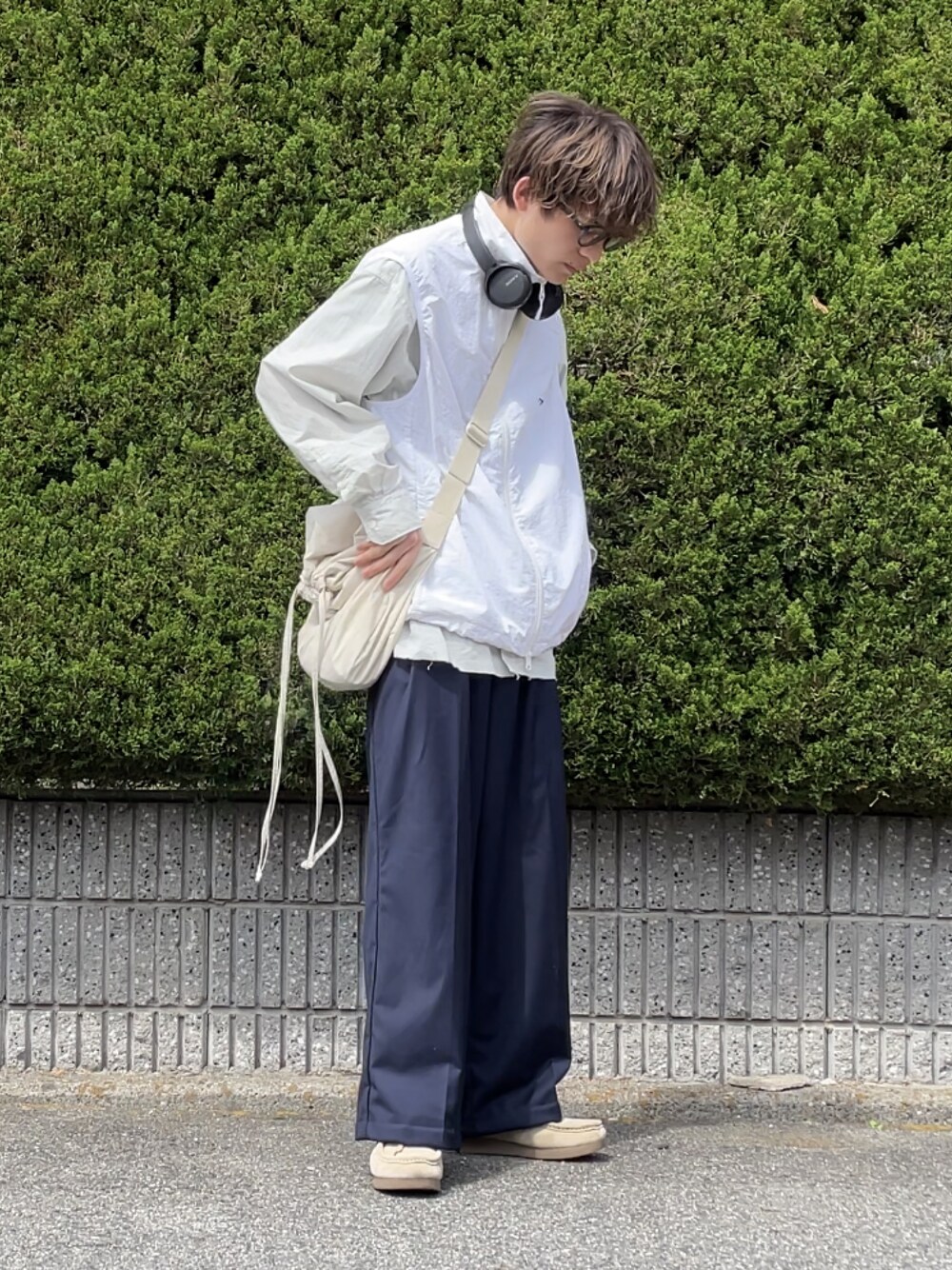 「メンズファッション、大人コーデ、春、スラックス、オトナカジュアル、ベスト、ヘッドホン、UNIQLO、ネイビー、服にわか勢」｜「FREAK'S STOREのアイテム（ベスト、ホワイト系）」を使った、間井谷　勇生【大阪美容師】さん（メンズ・169cm）の春コーディネートの1枚目の写真