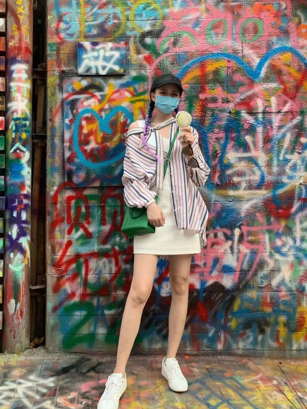 ホワイト系のシャツ/ブラウス、グリーン系のトートバッグ、ホワイト系のスニーカーを着用したレディースの夏コーディネートの1枚目の写真