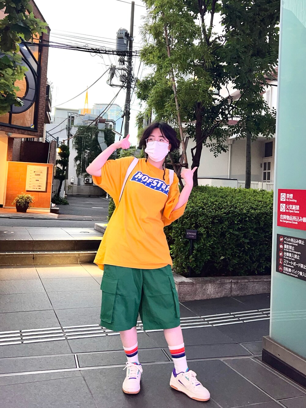 イエロー系のTシャツ/カットソー、グリーン系のパンツ、ホワイト系のスニーカーを着用したレディースの秋コーディネートの1枚目の写真