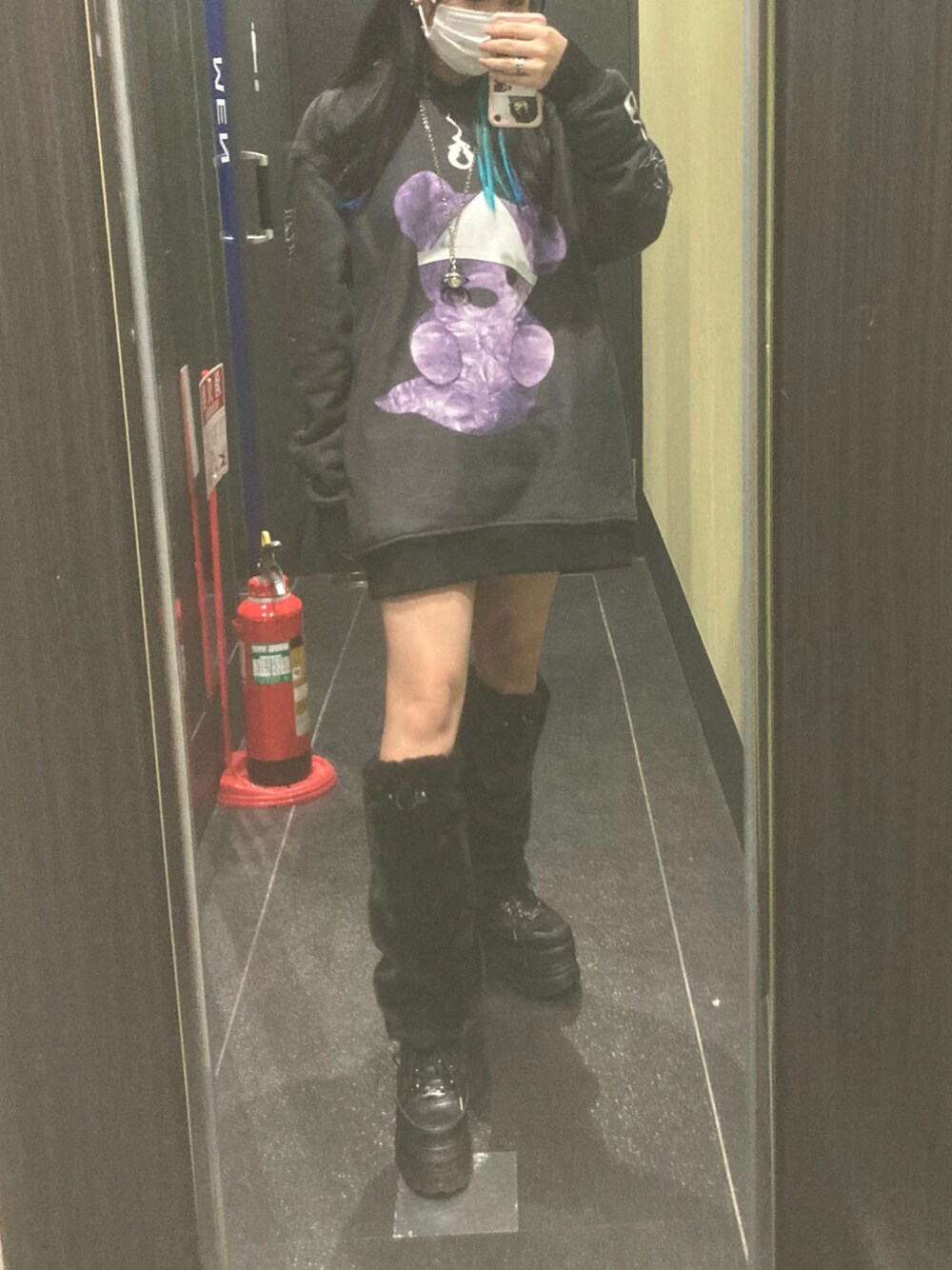 ブラック系のパーカー、ブラック系のスニーカー、ブラック系のレッグウォーマーを着用したレディースの秋コーディネートの1枚目の写真