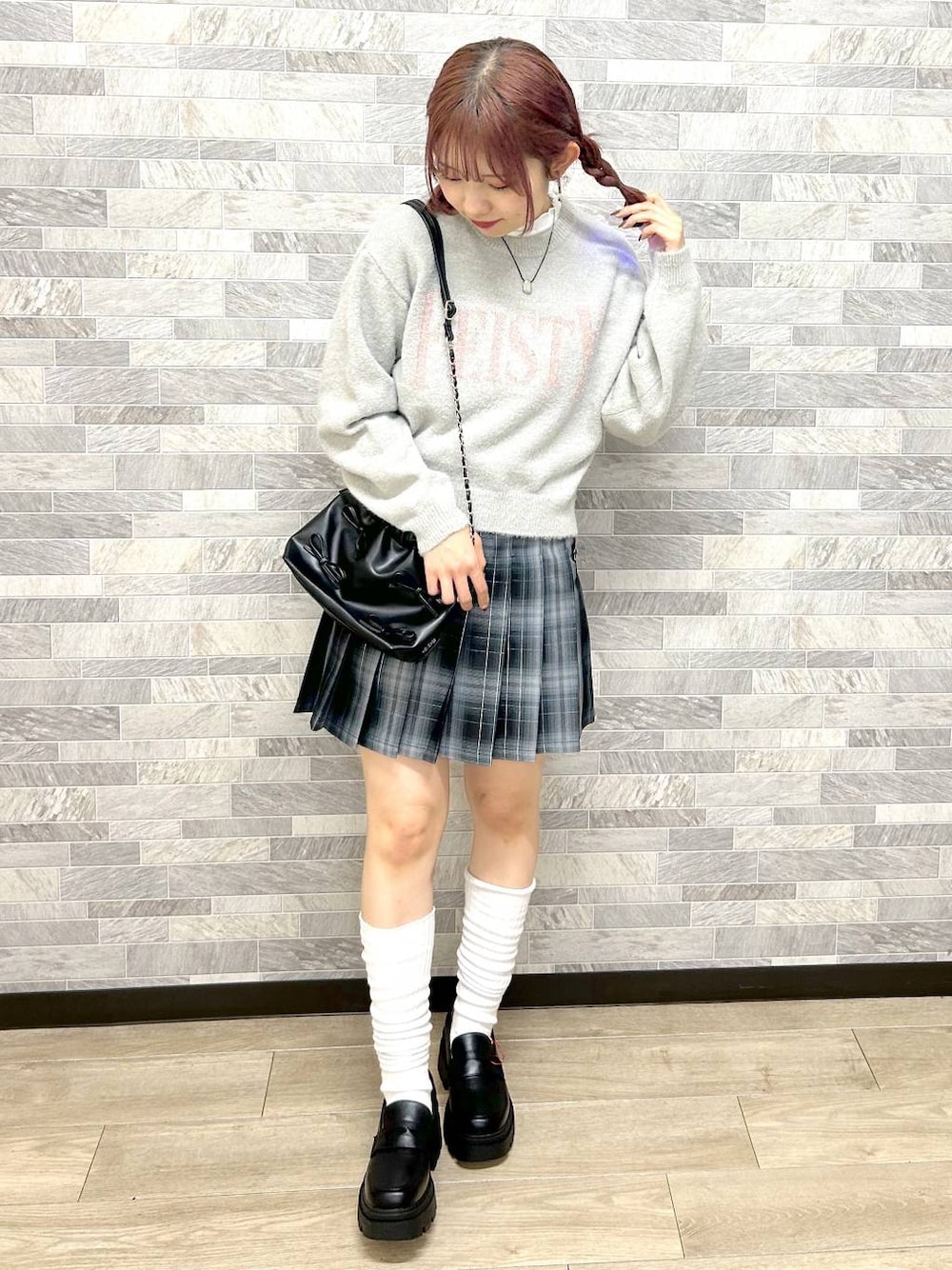 「ガーリー、カジュアル、低身長、repipi armario、ニット、ミニスカート、冬コーデ」｜「repipi armarioのアソートローファー（ローファー、ブラック系）」を使った、Neneさん（レディース・152cm）の冬コーディネートの1枚目の写真