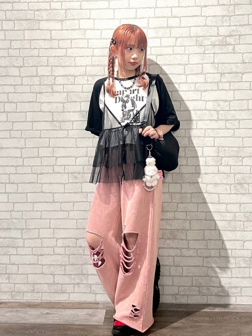 Neneさんの「カラーラウンドショルダー（repipi armario）」を使ったコーディネートの1枚目の写真