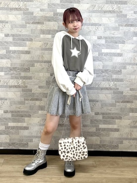 「アイテム（デニムスカート、グレー系）」を使った、Neneさん（レディース・152cm）の秋コーディネート