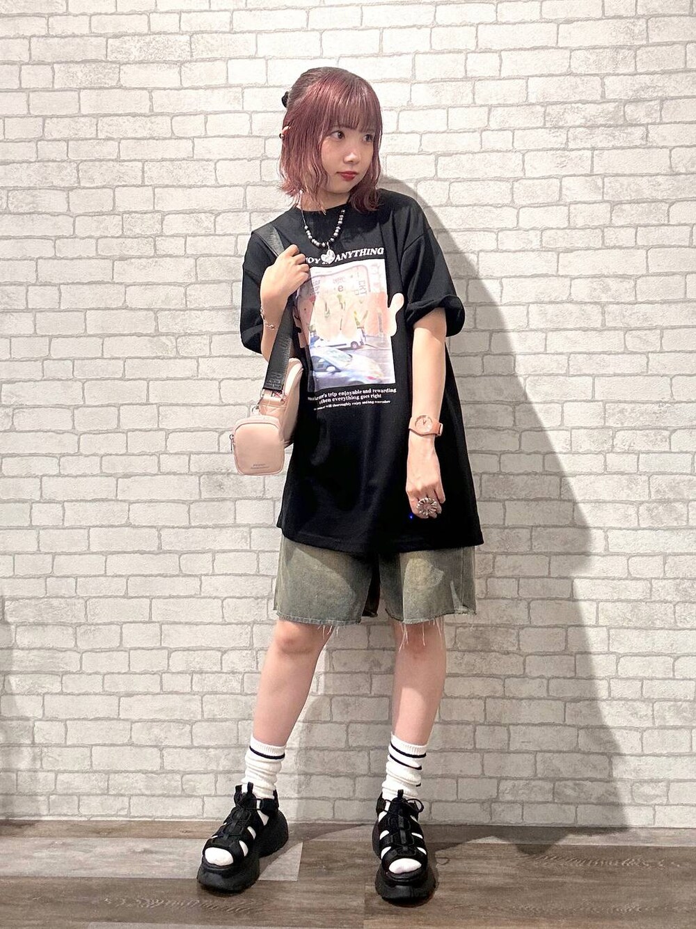 ブラック系のサンダル、ブラック系のワンピース、ピンク系のショルダーバッグを着用したレディースの夏コーディネートの1枚目の写真