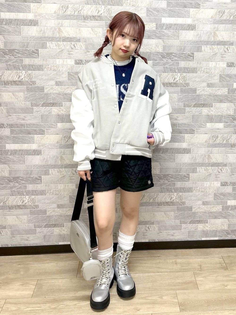 「カジュアル、ガーリー、低身長、repipi armario、アウター、ショートパンツ、冬コーデ」｜「repipi armarioのサガラワッペンスタジャン（スタジャン、グレー系）」を使った、Neneさん（レディース・152cm）の冬コーディネートの1枚目の写真