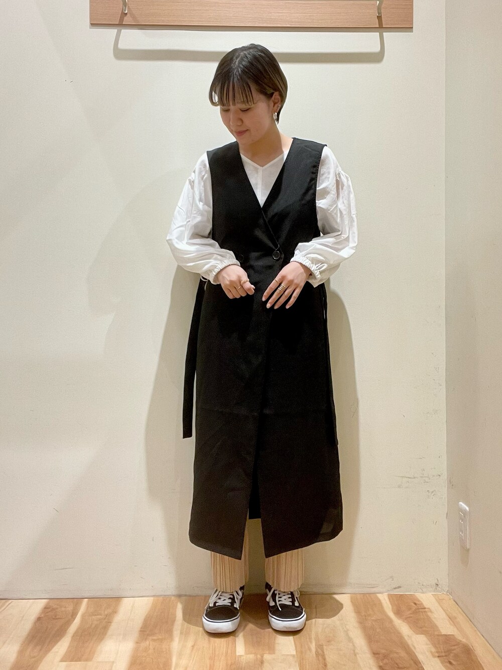 「オトナ女子、休日スタイル、オフィスカジュアル、ロングジレ、ジレ、きれいめカジュアル、キレイめ、骨格ストレート、高身長コーデ、ワントーンコーデ、サマンサ モスモス(Samansa Mos2)、サマンサモスモスブルー、Samansa Mos2、Samansa Mos2 blue」｜「Samansa Mos2 blueのダブルボタンジャンパースカート（ワンピース、ブラック系）」を使った、ナツミさん（レディース・163cm）の秋コーディネートの1枚目の写真