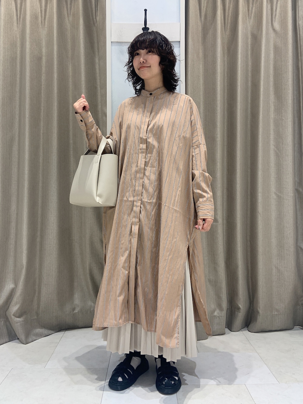 「秋のコーデ、低身長コーデ、シャツワンピ、レザースカート、フェイクレザー、レザープリーツスカート、プリーツスカート、テチチ(Te chichi)、ルノンキュール」｜「Lugnoncureのポーチ付トートバッグ（トートバッグ、ホワイト系）」を使った、ｳ ｯ ﾃﾞｨさん（レディース・153cm）の秋コーディネートの1枚目の写真