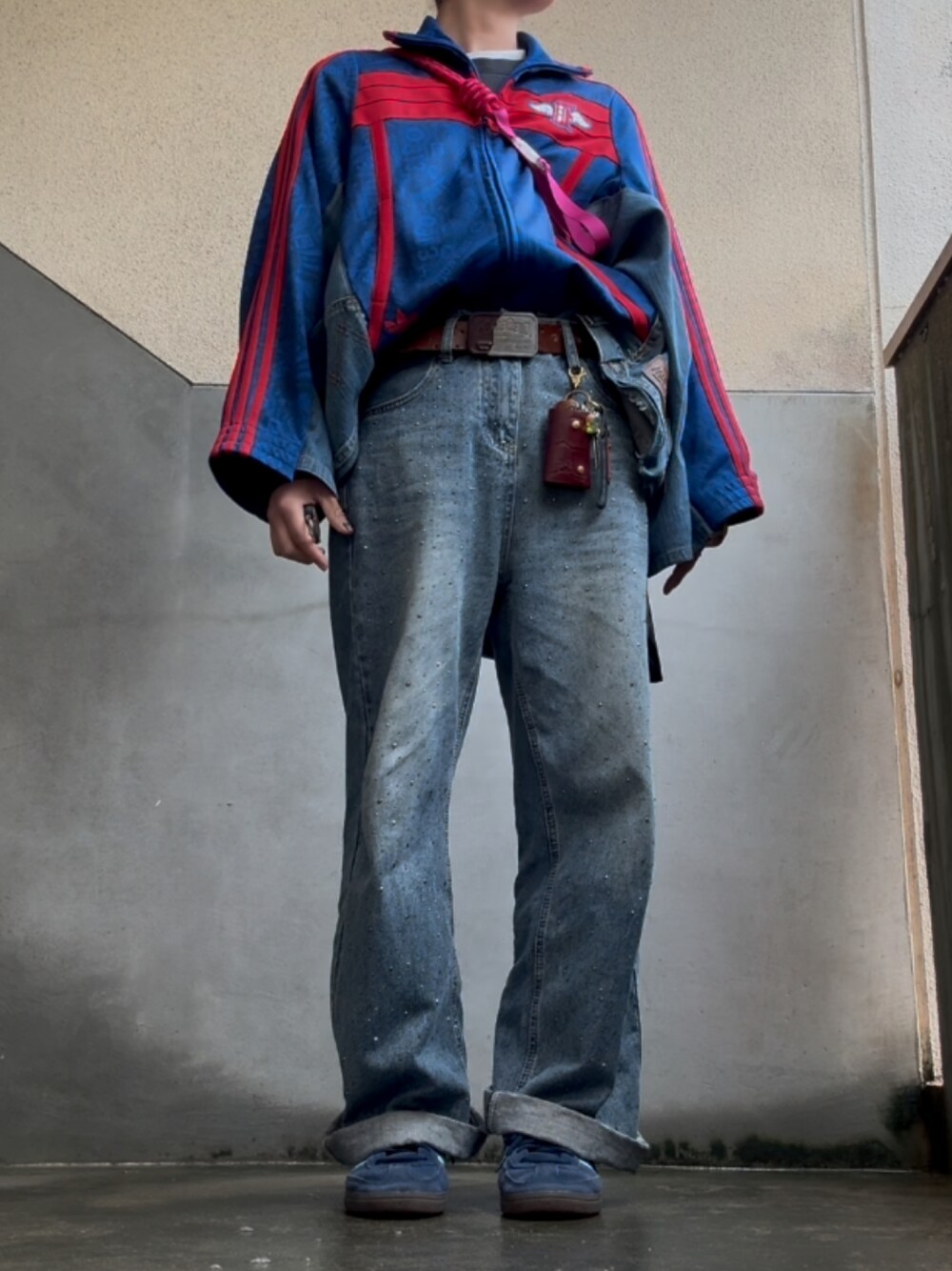 ブルー系のスニーカー、ブルー系のデニムパンツ、ブラック系のエコバッグ/サブバッグを着用したレディースの春コーディネートの1枚目の写真