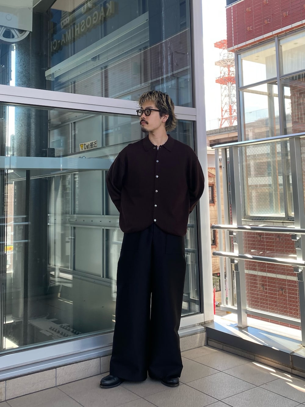 ブラウン系のニット/セーター、ブラック系のその他パンツを着用したメンズの秋コーディネートの1枚目の写真