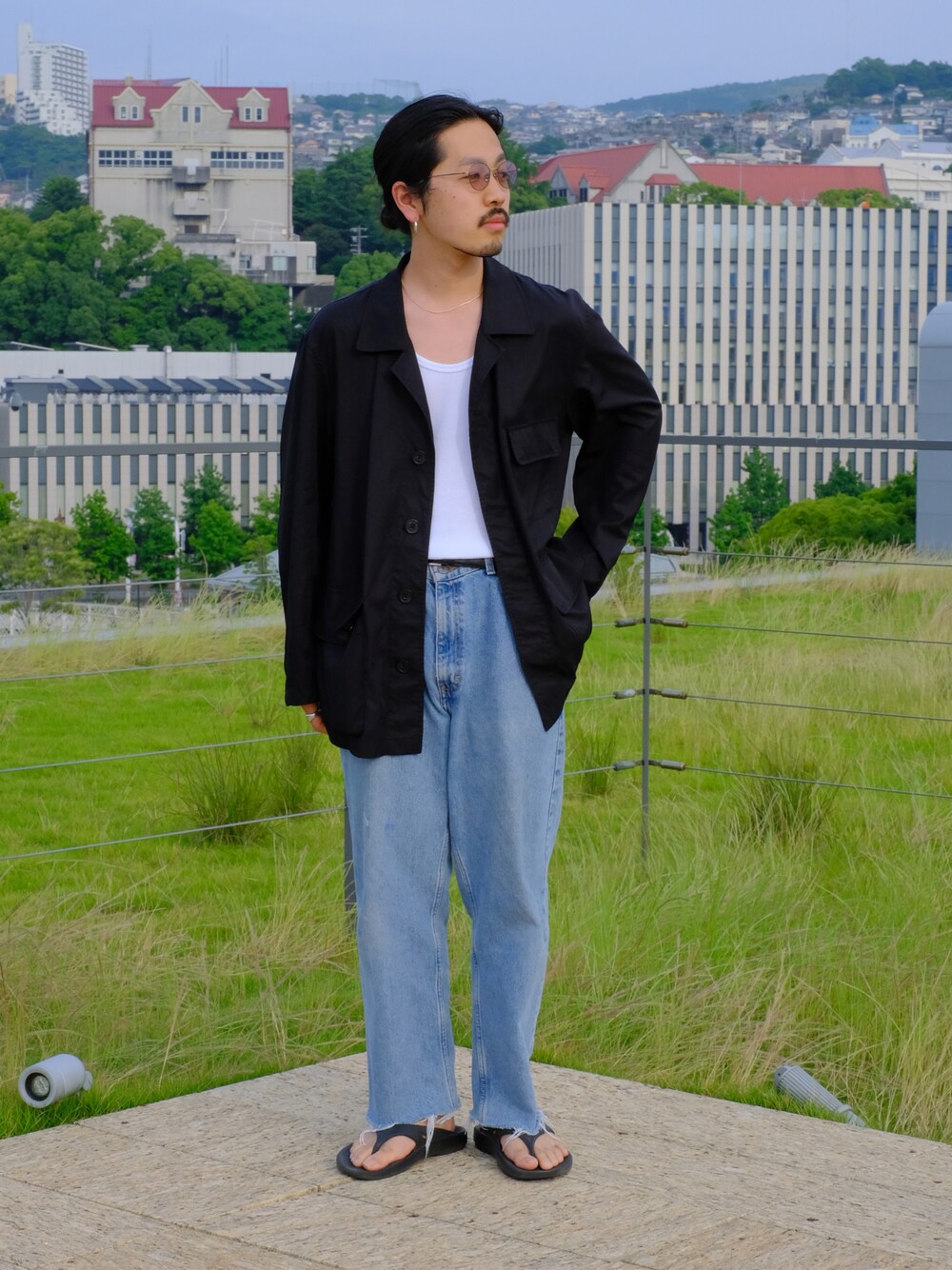 「デニムっていいよね、夏コーデ、夏、オトナカジュアル、カジュアルコーデ、UNIQLO、サンダル、サングラス、タンクトップ、ootd、休日スタイル」｜「UNIQLOのミリタリージャケット（ブルゾン、ブラック系）」を使った、キーパーさん（メンズ・173cm）の夏コーディネートの1枚目の写真