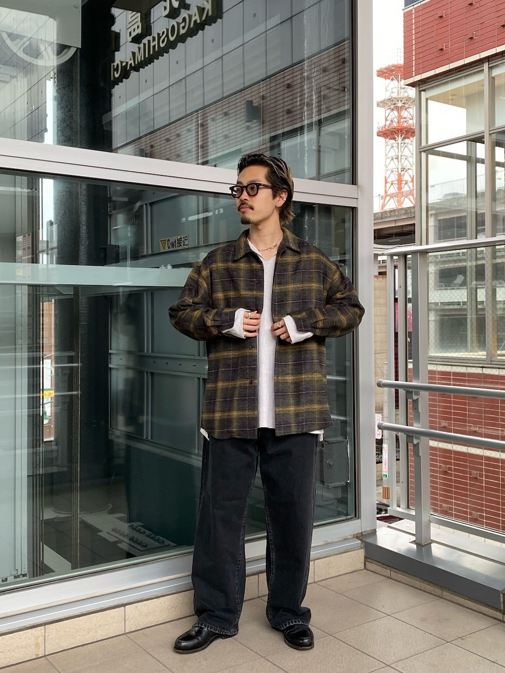 ブラウン系のシャツ/ブラウス、ブラック系のデニムパンツを着用したメンズの秋コーディネートの1枚目の写真