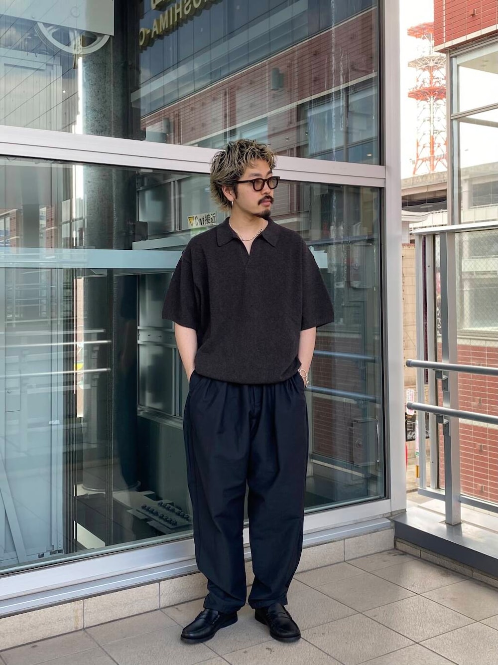 「シンプル、モノトーン、ローファー、ベーシック、newarrival、新作アイテム、スキッパーニット、春夏スタイル、私のイチ推しブランド、初夏のお出掛けコーデ、ベーシックアイテムで作る最旬コーデ、最旬デートコーデ」｜「URBAN RESEARCHの『セットアップ対応』new basic NALYA Easy Pants（その他パンツ、ブラック系）」を使った、キーパーさん（メンズ・173cm）の春コーディネートの1枚目の写真
