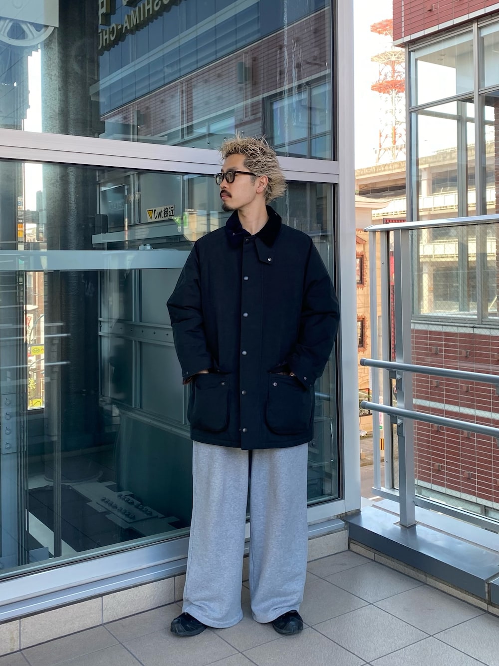 ブルー系のその他アウターを着用したメンズの秋コーディネートの1枚目の写真